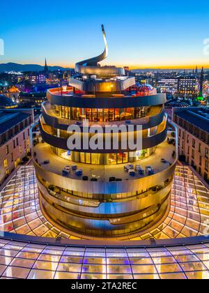 Vedute aeree notturne dal drone del nuovo W Hotel, un hotel Marriott Bonvoy, presso il quartiere St James di Edimburgo, Scozia, Regno Unito Foto Stock