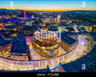 Vedute aeree notturne dal drone del nuovo W Hotel, un hotel Marriott Bonvoy, presso il quartiere St James di Edimburgo, Scozia, Regno Unito Foto Stock