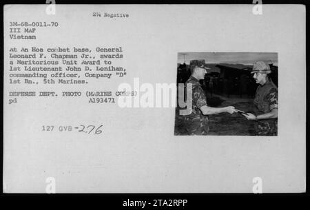 Il generale Leonard F. Chapman Jr., assegna il Meritorious Unit Award al primo tenente John D. Lenihan in una base di combattimento Hoa, Vietnam. Questa fotografia cattura gli ufficiali e i funzionari durante la guerra del Vietnam, evidenziando in particolare il riconoscimento dato per il servizio eccezionale alla compagnia 'D' 1st BN., 5th Marines. (Fonte: REPARTO DIFESA. FOTO (CORPO MARINO) PD A193471 127 GVB-276) Foto Stock