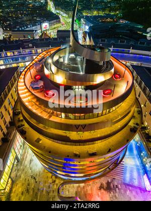 Vedute aeree notturne dal drone del nuovo W Hotel, un hotel Marriott Bonvoy, presso il quartiere St James di Edimburgo, Scozia, Regno Unito Foto Stock