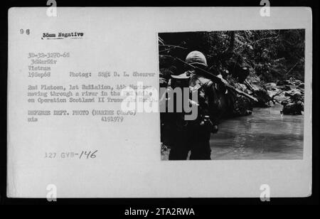 I soldati del 2nd Platoon, 1st Battalion, 4th Marines, possono essere visti attraversare un fiume durante l'operazione Scotland II il 19 settembre 1968. La foto è stata scattata da SSgt D. L. Shearer, che mostra le attività militari della 3d Marine Division in Vietnam. Questa fotografia è del Dipartimento della difesa. Foto Stock