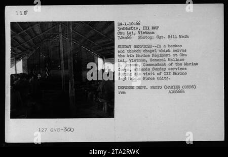 Il generale Wallace M. Greene, comandante del corpo dei Marines, partecipa ai servizi domenicali in una cappella di bambù e paglia a Chu Lai, in Vietnam. La cappella serve il 4th Marine Regiment e il generale visitò le III unità della Merina Amphibious Force durante la sua visita. Fotografia scattata il 7 gennaio 1966 dal sergente Bill Weih. (CORPO DEI MARINES) A18666" Foto Stock
