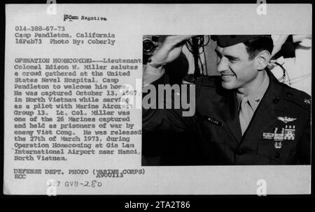 Il tenente colonnello Edison W. Miller saluta una folla allo United States Naval Hospital di Camp Pendleton, durante il rimpatrio dei prigionieri di guerra della marina americana il 27 marzo 1973, dopo essere stato tenuto prigioniero nel Vietnam del Nord dal 13 ottobre 1967. Foto Stock