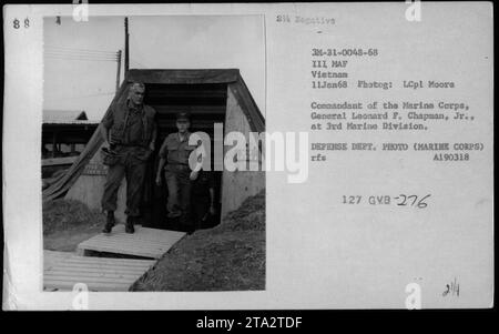 Il generale Leonard F. Chapman Jr., comandante del corpo dei Marines, viene fotografato alla 3rd Marine Division in Vietnam l'11 gennaio 1968. Questa immagine è stata scattata durante una riunione in cui si discutevano informazioni sugli incendi, in particolare relative al G-2 LFWD e un negativo del 2%. La foto è stata scattata da LCpl Moore e fa parte di una serie intitolata "Photographs of American Military Activities during the Vietnam War" (fotografie delle attività militari americane durante la guerra del Vietnam). Foto Stock