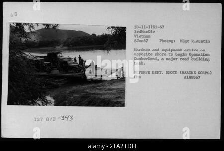 I marines e i loro veicoli, tra cui jeep, camion e dune buggy, arrivano sulla riva l'8 giugno 1967 per l'operazione Cumberland, un importante progetto di costruzione di strade. Questa immagine, scattata da MSgt R.Austin, cattura le attività militari della 3rd Marine Division in Vietnam durante la guerra del Vietnam. Foto Stock