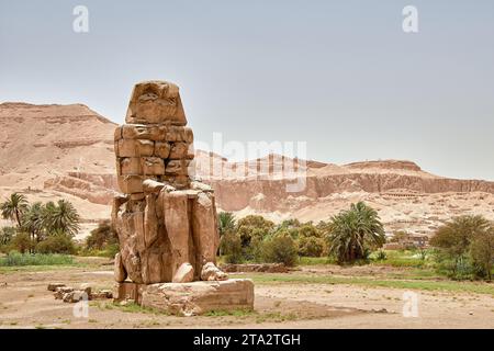 Il tempio Amenofi III sulla riva occidentale di Luxor dominato dai colossi di Memnone, costruito con pietra calcarea e frammenti su pareti e colonne Foto Stock