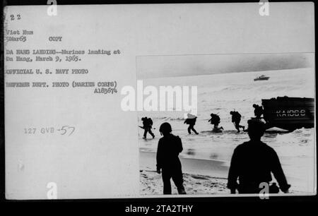 "Marines sbarcano a da Nang il 9 marzo 1965. Questa foto ufficiale della Marina degli Stati Uniti, scattata durante la guerra del Vietnam, mostra le attività militari mentre le truppe mettono piede sulla spiaggia. (Fotografia: A283674)' Foto Stock