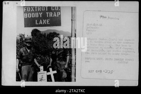 I soldati sergente Paxton e il capitano R. E. Gardin si trovano all'ingresso di Booby Trap Lane, un memoriale dedicato ai membri caduti della 60 Foxtrot Company. La compagnia, parte del 2nd Battalion, 3rd Marine Regiment, perse soldati a causa delle trappole durante il loro servizio in Vietnam. Questa foto è stata scattata nel 1966. Foto Stock