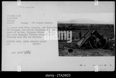 Il sergente Micheal Vallejo e il caporale Hawsono della Delta Company, 1st Battalion Marines, 1st Marine Division, sono raffigurati rilassarsi durante una pattuglia il 1 ° novembre 1969. La foto è stata scattata da PPC Rockey Pearson, 6 miglia a nord di An Hos in Vietnam. Foto Stock