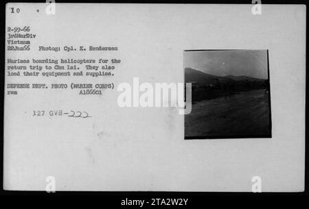 I porticcioli della 3rd Marine Division sono visti imbarcare elicotteri UH-34 il 22 gennaio 1966. Si stanno preparando per il viaggio di ritorno a Chu Lai in Vietnam, caricando attrezzature e rifornimenti sull'aereo. Questa fotografia è stata scattata dal comandante K. Hendersen e fa parte della collezione del Dipartimento della difesa. Foto Stock