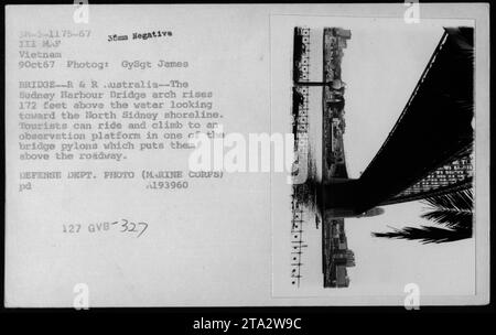 US Marines, edifici vietnamiti e bunker sono stati catturati in questa foto scattata il 9 ottobre 1967, durante la guerra del Vietnam. L'immagine mostra strutture, tra cui un ponte e il Sydney Harbour Bridge in Australia, dove i turisti possono salire e salire su una piattaforma di osservazione sopra la carreggiata. Questa foto proviene dagli archivi del Dipartimento della difesa, scattata da GySgt James con una fotocamera da 35 mm. Foto Stock