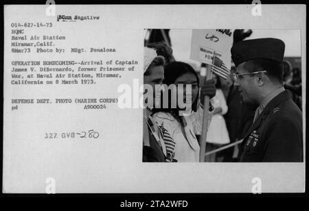 L'8 marzo 1973, il capitano James V. DiBernardo, un ex POW dei Marines degli Stati Uniti, arriva alla Naval Air Station di Miramar, in California, come parte dell'operazione Homecoming che rimpatriava i prigionieri dalla guerra del Vietnam. Foto Stock
