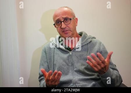 David Barr, la cui cognata Naomi è stata assassinata da Hamas mentre era in fuga di mattina, parlando durante un'intervista all'ambasciata israeliana a Londra. Data immagine: Martedì 28 novembre 2023. Foto Stock