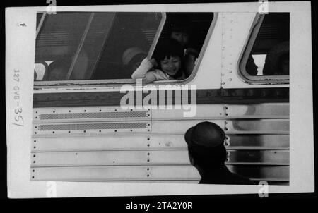 Claudia Cardinale visitò i rifugiati vietnamiti negli Stati Uniti insieme a Nguyen Cao Ky, Rosemary Clooney e Betty Ford il 26 giugno 1975. La fotografia cattura gli sforzi del gruppo per fornire sostegno e assistenza alle persone colpite dalla guerra del Vietnam e dalla conseguente crisi dei rifugiati. Foto Stock