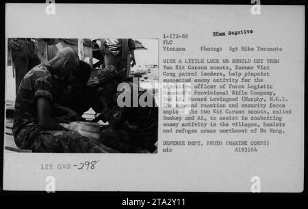 Due ricognitori Kit Carson, ex capi della pattuglia Viet Cong, sono visti assistere il 2° tenente Howard Lovingood della Provisional Rifle Company del Force Logistic Command nell'individuare sospette attività nemiche. Gli esploratori, noti come Smokey e al, contribuiscono a combattere la presenza nemica in villaggi, villaggi e aree di rifugiati a nord-ovest di da Nang. Foto Stock