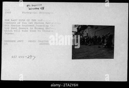 I membri del 1st Marine Battalion, 9th Marine Regiment, si imbarcarono sulla USS Paul Revere nel porto di Danang durante la fase di ridistribuzione nel 1969. La nave li trasporterà a Okinawa, in Giappone. Questa fotografia cattura gli ultimi momenti prima della loro partenza, mostrando la componente logistica delle attività militari durante la guerra del Vietnam. Foto Stock