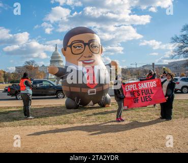 Washington, DC, USA. 28 novembre 2023. Un pallone aerostatico George Santos di 15 piedi collocato vicino alla capitale degli Stati Uniti a Washington, DC come organizzazione MoveOn ha creato questo dilemma chiedendo che Santos si dimetta dal Congresso immediatamente a Washington, DC il 28 novembre 2023. Crediti: Patsy Lynch/Media Punch/Alamy Live News Foto Stock