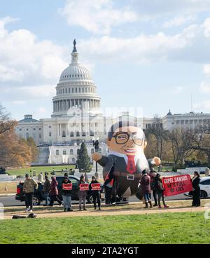 Washington, DC, USA. 28 novembre 2023. Un pallone aerostatico George Santos di 15 piedi collocato vicino alla capitale degli Stati Uniti a Washington, DC come organizzazione MoveOn ha creato questo dilemma chiedendo che Santos si dimetta dal Congresso immediatamente a Washington, DC il 28 novembre 2023. Crediti: Patsy Lynch/Media Punch/Alamy Live News Foto Stock