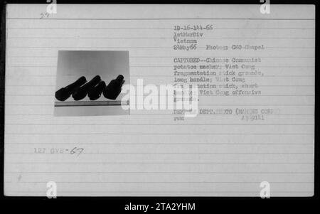 Una collezione di armi catturate durante la guerra del Vietnam. Il 24 maggio 1966, la 1st Marine Division in Vietnam sequestrò queste armi al nemico. Tra questi vi sono uno schiacciapatate comunista cinese, granate a bastone Viet Cong con manici lunghi e corti e una granata offensiva Viet Cong. Questa fotografia è stata scattata da CHO-Chapel e fa parte della collezione del Dipartimento della difesa (MARINE CORF A369141). Foto Stock