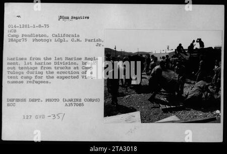 Rifugiati vietnamiti e personaggi importanti visitano Camp Pendleton in California il 28 aprile 1975. Claudia Cardinale, Nguyen Cao Ky, Rosemary Clooney e Betty Ford sono viste interagire con i rifugiati. I membri del 1st Marine Regiment, 1st Marine Division, sono raffigurati come allestire un campo di tenda per i rifugiati vietnamiti in arrivo. Foto Stock