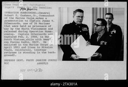 Il generale Robert E. Cushman Jr., comandante del corpo dei Marines, conferisce un premio al capitano James V. DiBernardo, uno dei 26 Marines rilasciati dal Vietnam del Nord, durante l'operazione Homecoming a Camp Pendleton, California, il 2 aprile 1973. Foto Stock
