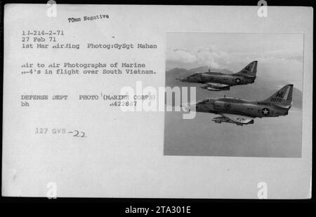 Aereo marino A-4 Skyhawk in volo sopra il Vietnam del Sud. Questa foto è stata scattata il 27 febbraio 1971 da GySgt Mahan, che faceva parte del 1st Marine Air Wing. L'immagine cattura le attività militari durante la guerra del Vietnam. DIPARTIMENTO DIFESA FOTO (CORPO DEI MARINES) A422867. Foto Stock