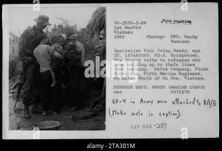 Lo specialista dell'esercito Four iving Gandy, 20 anni, di Bridgetown, New Jersey, è visto qui nel 1969 parlando con i rifugiati della 1st Marine Division, Vietnam. Gandy è un militare dell'esercito Unito alla Delta Company, First Battalion, Fifth Marine Regiment, situato 6 miglia a nord di An Hoe. Questa foto è stata scattata dalla PFC. Rocky Pearson. Nota di didascalia: Gandy è identificato come "SP-4" ed è allegato a 0/1/5. Foto Stock