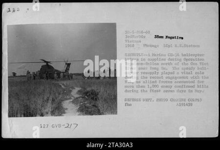 Un elicottero Marine CH-34 fornisce rifornimenti durante l'operazione Napoleon-Saline vicino a Dong ha nel 1968. Il rifornimento di elicotteri è stato cruciale durante il recente impegno con l'HVA, con oltre 1.000 morti confermate dai nemici nella prima settimana di maggio. Questa fotografia è stata scattata da LCpl R.E. Stetson, commissionata dal Dipartimento della difesa. Foto Stock