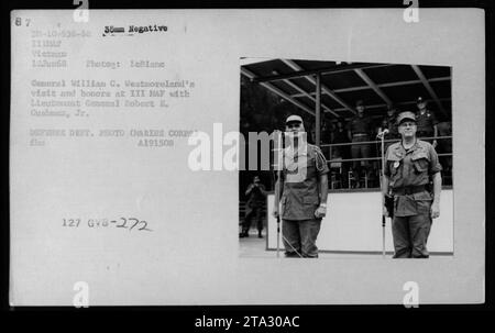 Il generale William C. Westmoreland, accompagnato dal tenente generale Robert E. Cushman Jr., visita il III MAF durante la guerra del Vietnam. L'immagine mostra ufficiali militari e funzionari che onorano il generale Westmoreland durante la sua visita. Foto Stock