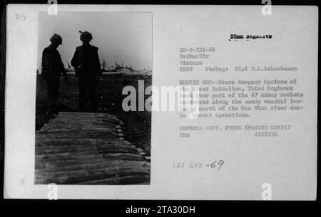 I Marines della Bravo Company, First Battalion, Third Regiment, esaminano un deposito di 67 ansuy razzi trovati nelle pianure sabbiose costiere vicino al fiume Cua Viot durante un'operazione militare in Vietnam nel 1968. La fotografia è stata scattata da ICpl P.L.Schackmann e fa parte di una collezione di attività militari americane durante la guerra del Vietnam. Foto Stock