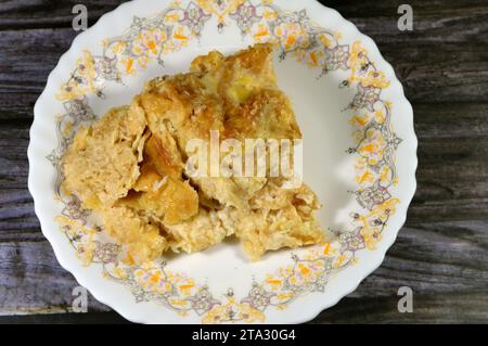 Tradizionale cucina araba egiziana orientale da dessert chiamata Om Ali, budino di pane egiziano, a base di latte, pane egiziano roqaq o mille-feuille, millef Foto Stock