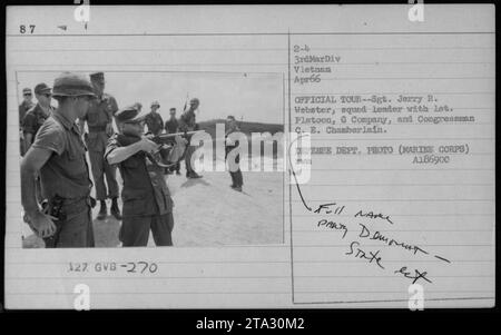 Il presidente Lyndon Johnson e il colonnello P.X. Kelley, insieme ad altri funzionari, visitano le truppe americane in Vietnam nell'aprile 1966. Il sergente Jerry R. Webster, un capo della squadra con il primo plotone della G Company, è raffigurato qui con il deputato C.E. Chamberlain. Fotografia del Dipartimento della difesa scattata durante un tour ufficiale. Foto Stock