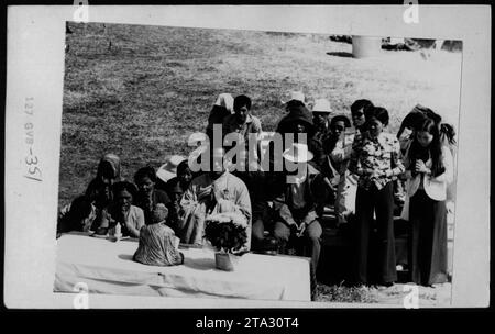 I rifugiati vietnamiti negli Stati Uniti, tra cui la figura politica Nguyen Cao Ky e le celebrità Claudia Cardinale, Rosemary Clooney e Betty Ford, ricevono una visita il 10 maggio 1975. L'immagine cattura queste personalità di spicco che interagiscono con i rifugiati, come parte degli sforzi per fornire assistenza e sostegno durante il periodo turbolento della guerra del Vietnam. Foto Stock