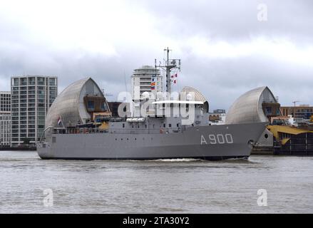 La nave di supporto sottomarino e recupero siluro della Royal Netherlands Navy HNLMS Mercuur è raffigurata come aproaching e navigando attraverso il Tamigi Foto Stock