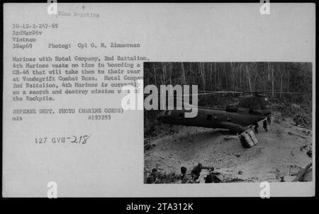 Marines of Hotel Company, 2nd Battalion, 4th Marines a bordo di un elicottero CH-46 il 3 settembre 1969. Gli elicotteri stanno portando i soldati alla base di combattimento Vandegrift situata sul retro. I Marines stanno attualmente partecipando a una missione di ricerca e distruzione a ovest del Rockpile. Questa immagine fa parte delle fotografie delle attività militari americane durante la guerra del Vietnam. Foto Stock