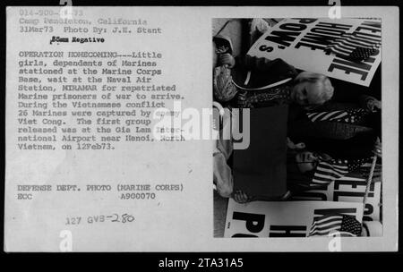 Le ragazze dipendenti della Miramar Naval Air Station aspettano i prigionieri di guerra dei Marine rimpatriati il 31 marzo 1973, in California. Foto Stock