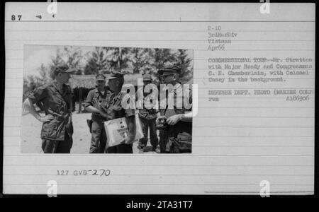 Lyndon Johnson, il colonnello P X Kelley e altri funzionari sono visti in questa fotografia scattata nell'aprile 1966 durante un tour del Congresso in Vietnam. Si possono vedere il signor Stratton, il maggiore Ready e il deputato C. E. Chamberlain, con il colonnello Casey sullo sfondo. Questa immagine è stata catturata dal Dipartimento della difesa. Foto Stock