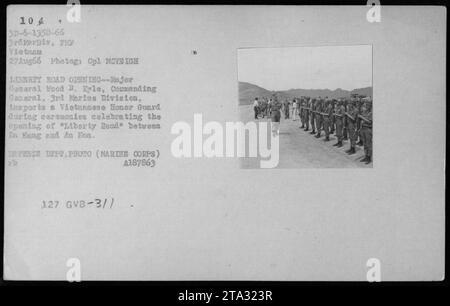 Il maggiore generale Wood B. Kyle, comandante generale della 3rd Marine Division, ispeziona una Guardia d'Onore vietnamita durante le cerimonie che celebrano l'apertura della "Liberty Road" tra da Nang e An Koa. La foto è stata scattata dal caporale MCVEIGH il 27 agosto 1966 come parte delle attività militari americane durante la guerra del Vietnam. E' una foto del Dipartimento della difesa del corpo dei Marines. Nota: Le informazioni fornite vengono utilizzate per creare una didascalia fattuale senza modifiche. Foto Stock