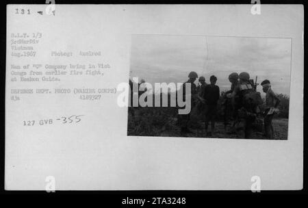 I marines della compagnia 'c' accompagnano i Viet Cong sospettati e prigionieri dopo uno scontro a fuoco a Beakon Guide in Vietnam, nell'agosto 1967. Questa foto, scattata da Axelrod, cattura la scena mentre i soldati portano i prigionieri. E' una foto ufficiale del Dipartimento della difesa del corpo dei Marines. (Didascalia: Sospetti Viet Cong e prigionieri scortati dai Marines durante la guerra del Vietnam) Foto Stock