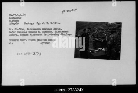 Ufficiali e ufficiali del corpo dei Marines, tra cui il signor Chaffee, il tenente Earnest Brown, il maggiore generale Ormond R. Simpson e il tenente generale Herman Nickerson Jr., osservando le esibizioni durante la loro visita alla 1st Marine Division in Vietnam il 25 maggio 1969. Fotografia scattata dal sergente J. K. Mallins, foto del Dipartimento della difesa (corpo dei Marines). Foto Stock