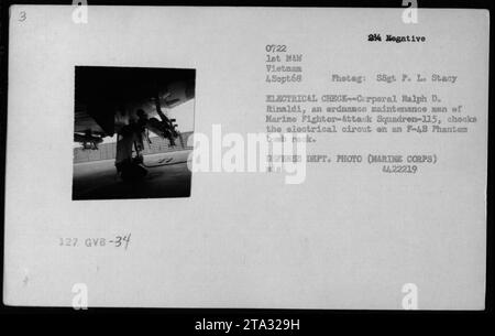 Didascalia: 4 settembre 1968: Il caporale Ralph D. Rinaldi, un uomo addetto alla manutenzione degli ordigni del Marine Fighter-Attack Squadron-115, che esegue un controllo elettrico su un rastrelliere bomba di un F-4B Phantom Aircraft. Questa fotografia cattura il ruolo cruciale della squadra di ordigni durante la guerra del Vietnam. Foto di SSgt P. L. Stacy, US Marine Corps. DIPARTIMENTO DIFESA FOTO. A422219. Foto Stock