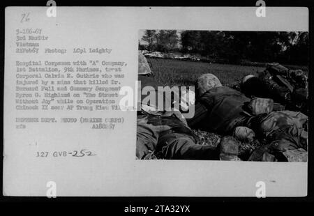 Il 21 febbraio 1967, il personale medico statunitense ha partecipato al caporale Calvin E. Guthrie dopo un'esplosione di una miniera durante l'operazione Chinook II vicino al villaggio di AP Trung Kieu, che ha ucciso il dottor Bernard Fall e il sergente Gunnery Byron G. Highland. Foto Stock