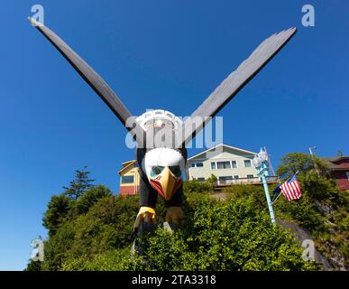 Thundering Wings di Nathan Jackson, Eagle Park, Ketchikan, Alaska, USA Foto Stock