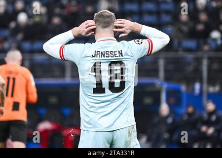 Amburgo, Germania. 28 novembre 2023. Vincent Janssen di Anversa sembra depresso durante una partita di calcio tra l'ucraino Shakthar Donetsk e il belga Royal Antwerp FC, martedì 28 novembre 2023 ad Amburgo, Germania, nel quinto giorno della fase a gironi della Champions League, nel gruppo H. BELGA FOTO TOM GOYVAERTS credito: Belga News Agency/Alamy Live News Foto Stock