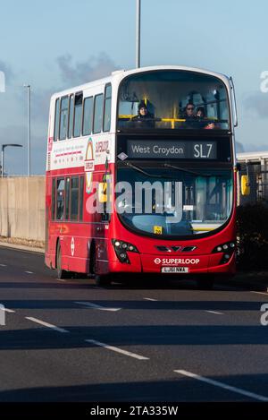 Autobus Superloop sulla linea SL7 per West Croydon passando per l'aeroporto Heathrow di Londra, Regno Unito. Trasporto per la rete di autobus London Express Foto Stock