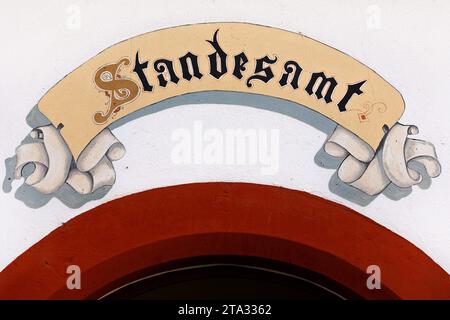 Ufficio del registro - in tedesco Standesamt - lettere su una facciata Foto Stock