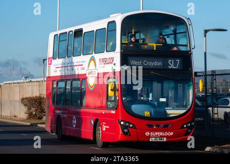 Autobus Superloop sulla linea SL7 per West Croydon passando per l'aeroporto Heathrow di Londra, Regno Unito. Trasporto per la rete di autobus London Express Foto Stock