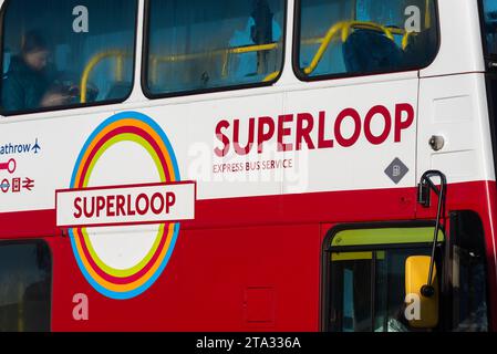 Autobus Superloop sulla linea SL7 per West Croydon passando per l'aeroporto Heathrow di Londra, Regno Unito. Trasporto per la rete di autobus London Express Foto Stock