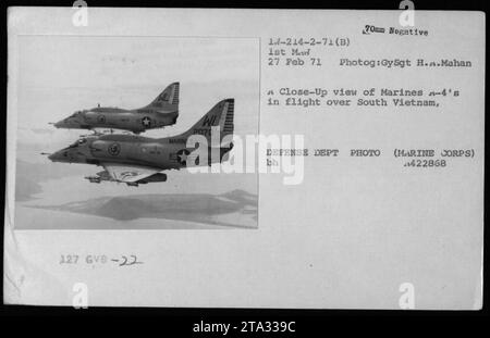 Didascalia: Una vista ravvicinata degli aerei Skyhawk del corpo dei Marines A-4 in volo sopra il Vietnam del Sud il 27 febbraio 1971. Questa fotografia cattura le attività militari dei Marines durante la guerra del Vietnam. (Fotografo: GySgt H.A. Mahan, foto del Dipartimento della difesa) Foto Stock