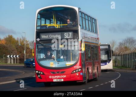 Autobus Superloop sulla linea SL7 per West Croydon passando per l'aeroporto Heathrow di Londra, Regno Unito. Trasporto per la rete di autobus London Express Foto Stock